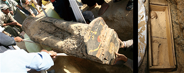 左：掘り出されるチャイの木棺／右：子供の蓋(子供木棺のみレプリカ展示)