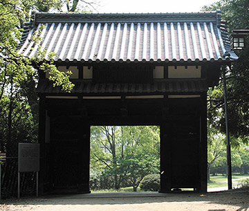 今も残る福岡藩家臣の屋敷門(現在、福岡城跡に移築の「名島門」)