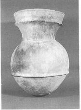 「西新式」の壺形土器（高さ40cm）