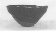 昭和6（1931）年、日本で最初に博多湾で発見された墨書陶磁器「張綱」銘黒釉天目碗（12～13C）全体と外底の「張綱」銘