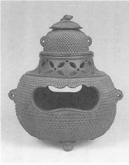 (9)茶釜（ちゃがま）・風炉（ふろ）（福岡市博物館蔵）