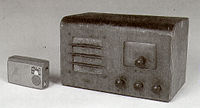 左：昭和30年代に発売されたトランジスターラジオ　右：昭和15年前後の真空管ラジオ