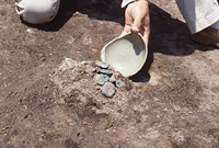 墨書礫・銅銭の上に伏せられていた青磁碗