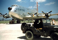 C-124輸送機とジープ