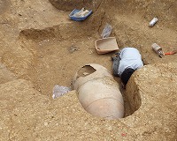 甕棺と青銅器を掘る（顕孝寺遺跡）