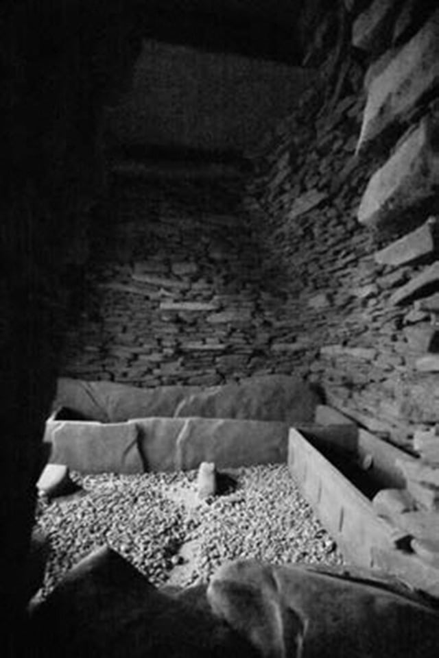 写真4 初期横穴式石室 模型(西区鋤崎古墳)