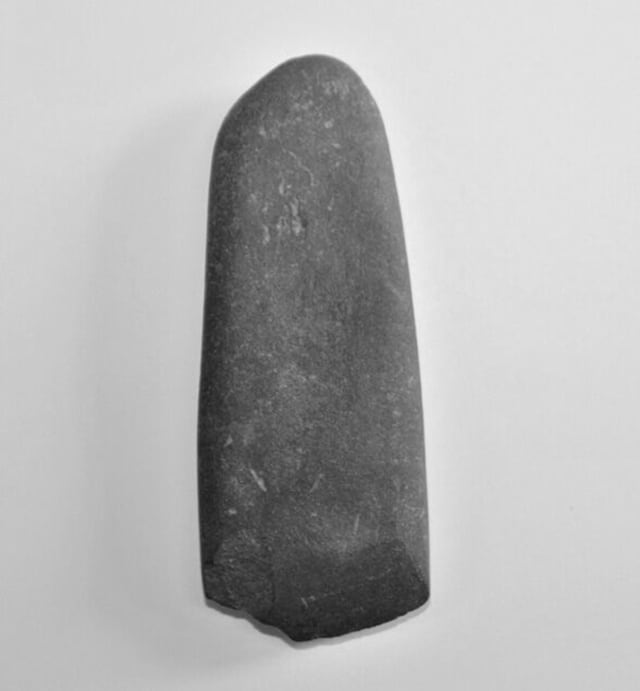 12,000年前の石斧（大原D遺跡）