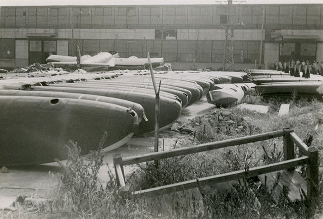 工場に放置された軍用航空機の部品