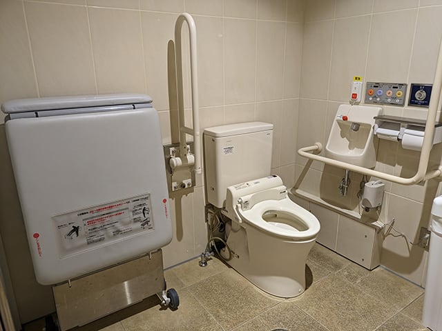 2階 女性トイレ（画面左：大人用ユニバーサルベッド）