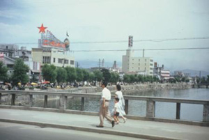 西大橋を渡る親子（昭和28年（1953）撮影）