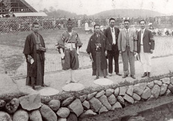 昭和3年 早良郡脇山の主基斎田を視察する小島与一（左端）と原田嘉平（左から三人目）