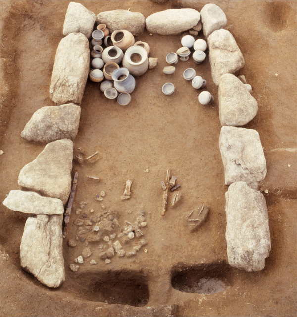 石室に副葬された土器（クエゾノ5号墳）