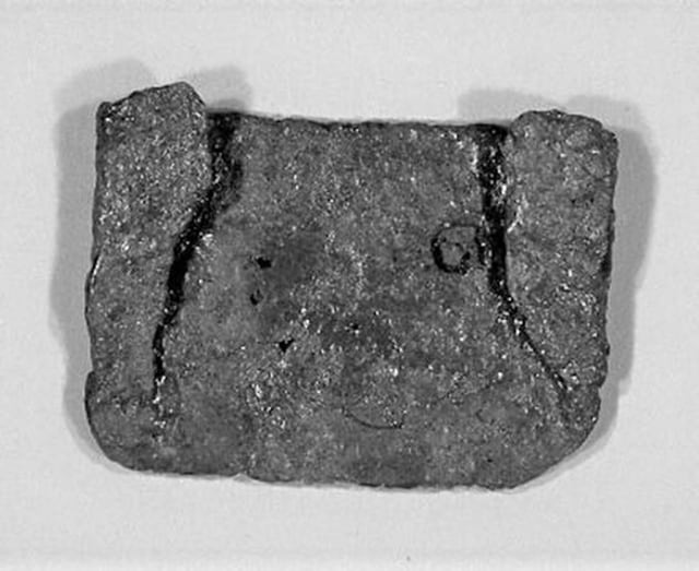 弥生時代後期（西暦2〜3世紀頃）の鉄製鋤先（西区野方遺跡）