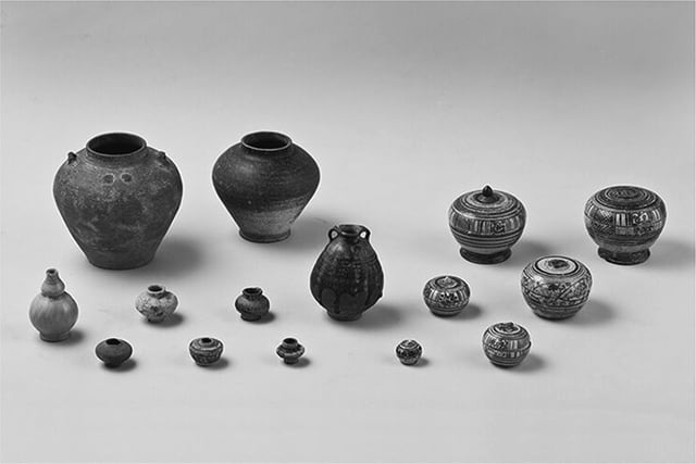 写真3 シーサッチャナライ窯産陶磁器 ※中央の3点は「モンタイプ」【15〜16世紀】(Charnvit Kasetsiri 資料)
