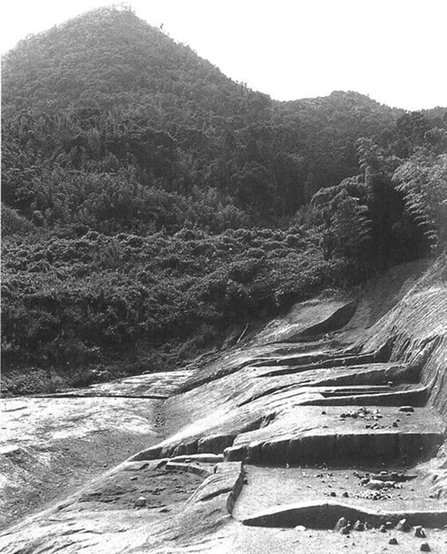 斜面をカットして造成した12,000年前の住居（大原D遺跡）